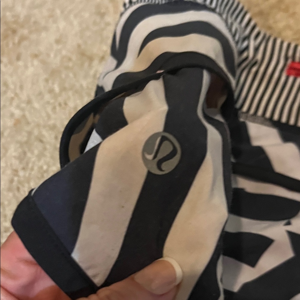 Lululemon zig zag speed shorts - Picture 2 of 4